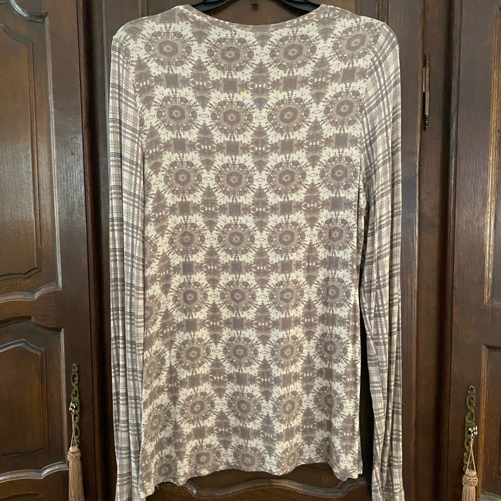 BCBG Max Azaria long sleeve knit top bohemian mix of patterns in taupe & ivory - Picture 4 of 4